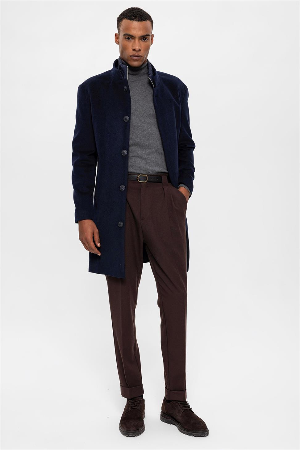 معطف رجالي بياقة عالية مع تفاصيل زر مخفي