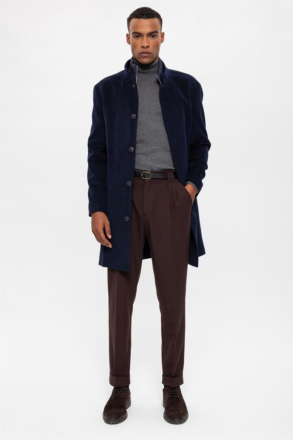 معطف رجالي بياقة عالية مع تفاصيل زر مخفي