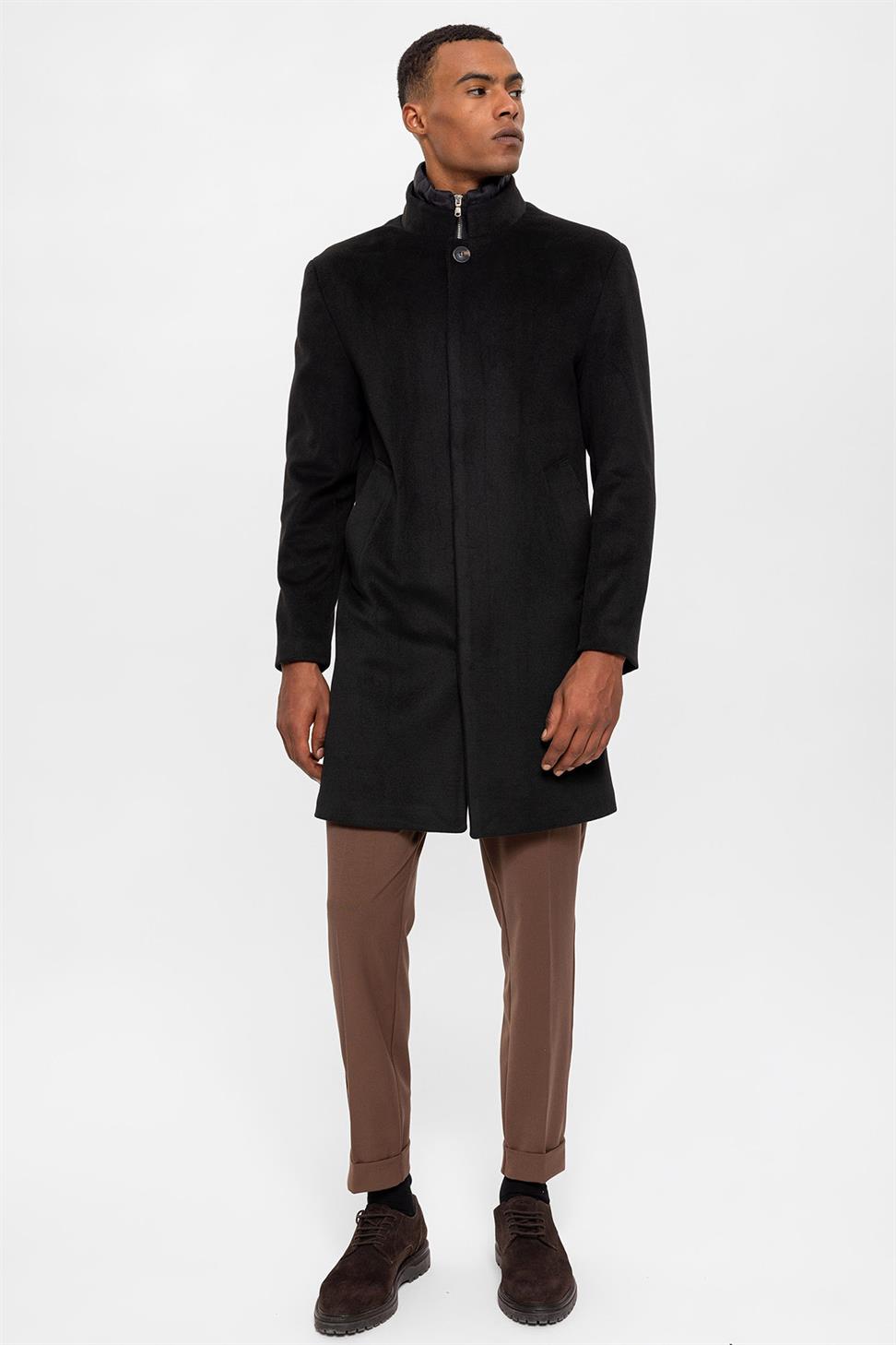 معطف رجالي بياقة عالية مع تفاصيل زر مخفي