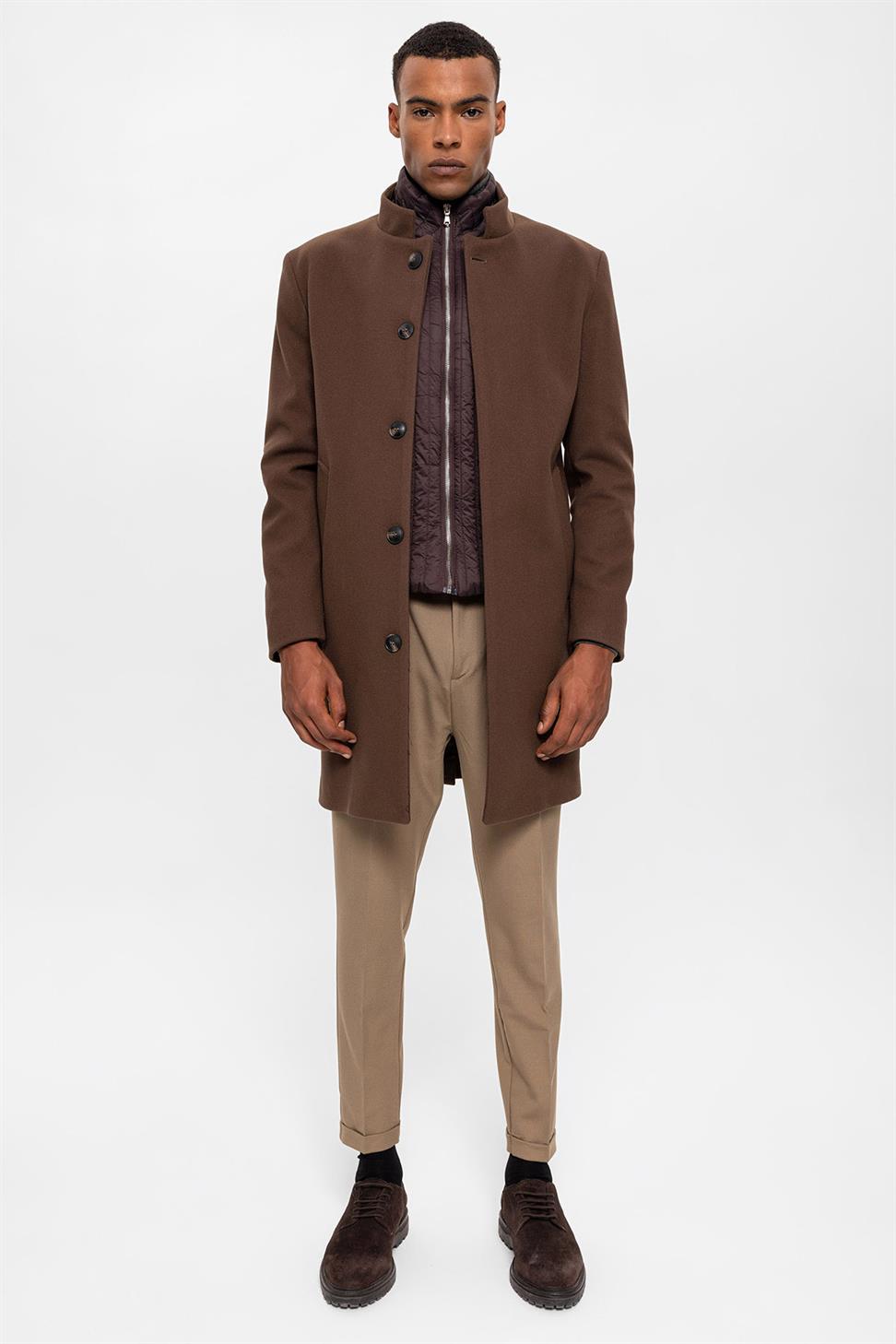 معطف رجالي بياقة عالية مع تفاصيل زر مخفي