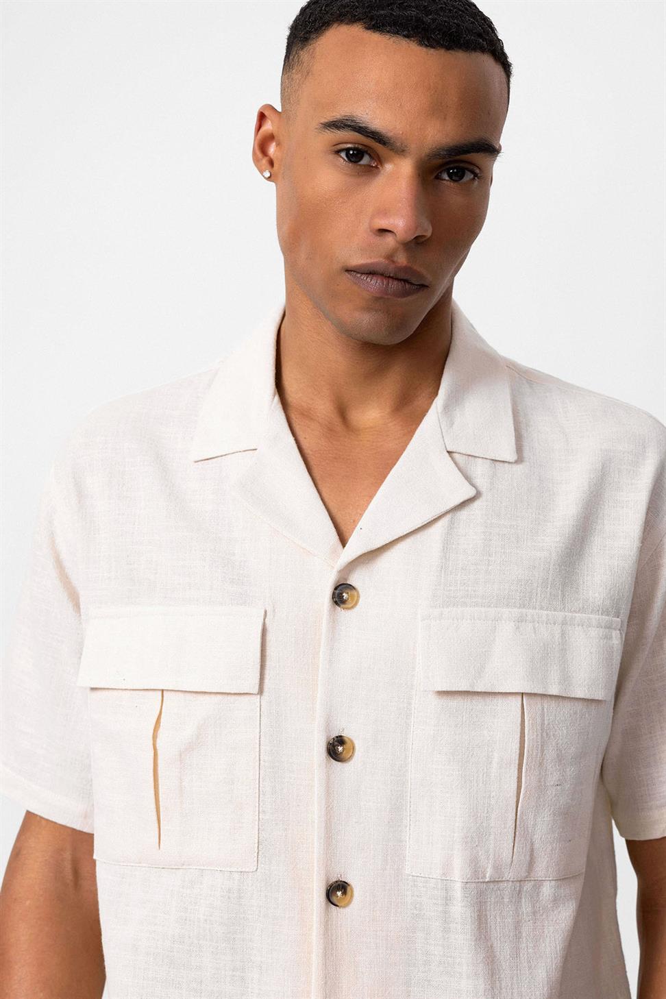 قميص رجالي من مزيج الكتان مع جيب على الصدر بياقة أباتشي