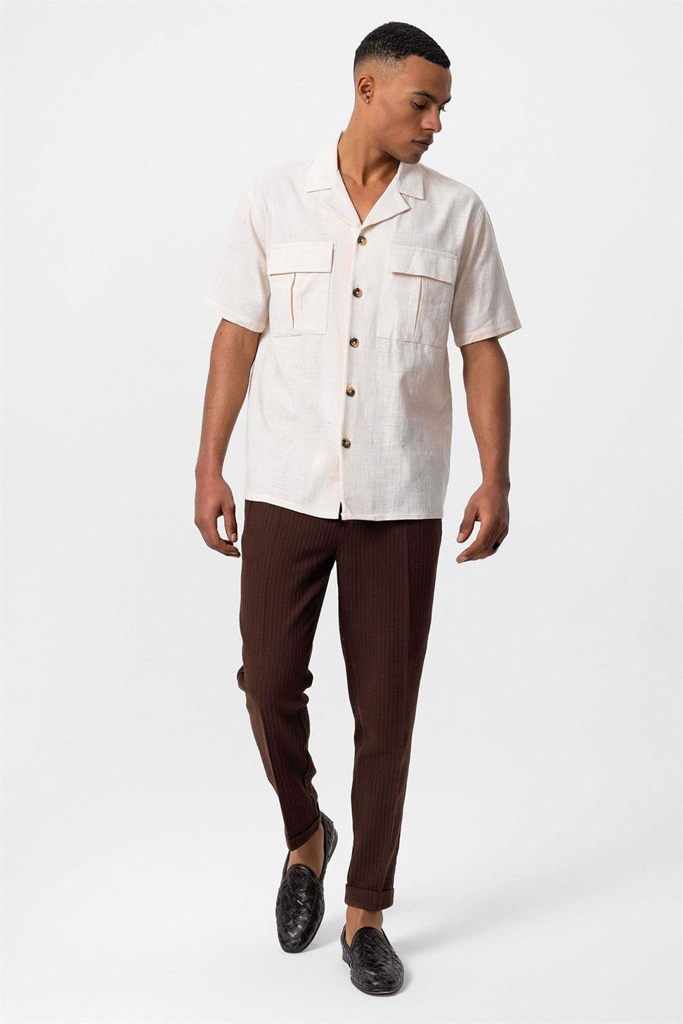 قميص رجالي من مزيج الكتان مع جيب على الصدر بياقة أباتشي