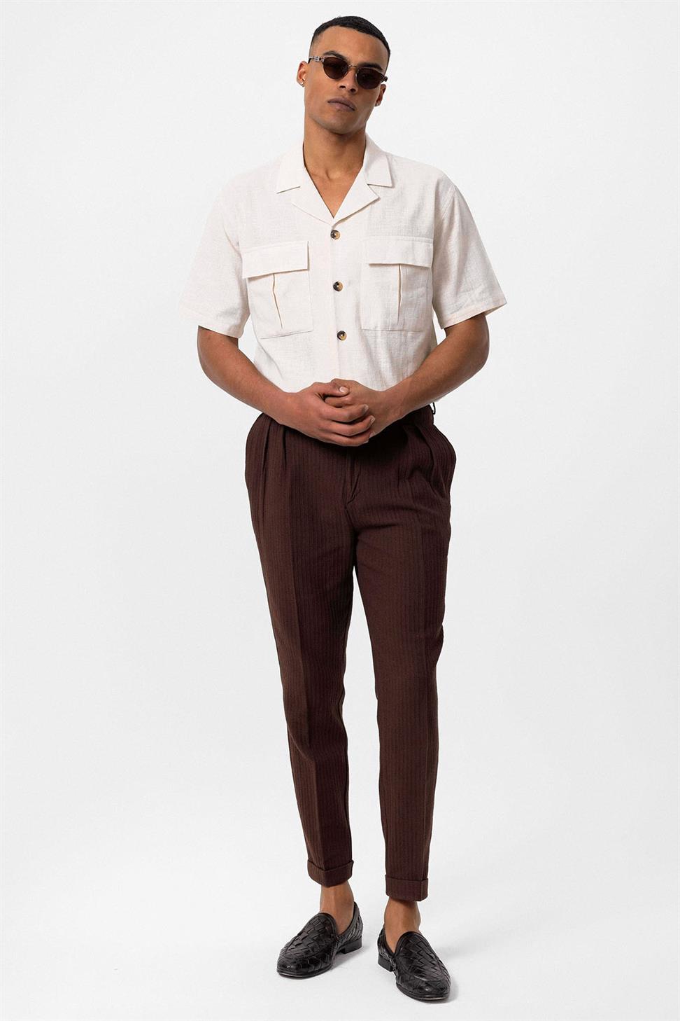 قميص رجالي من مزيج الكتان مع جيب على الصدر بياقة أباتشي