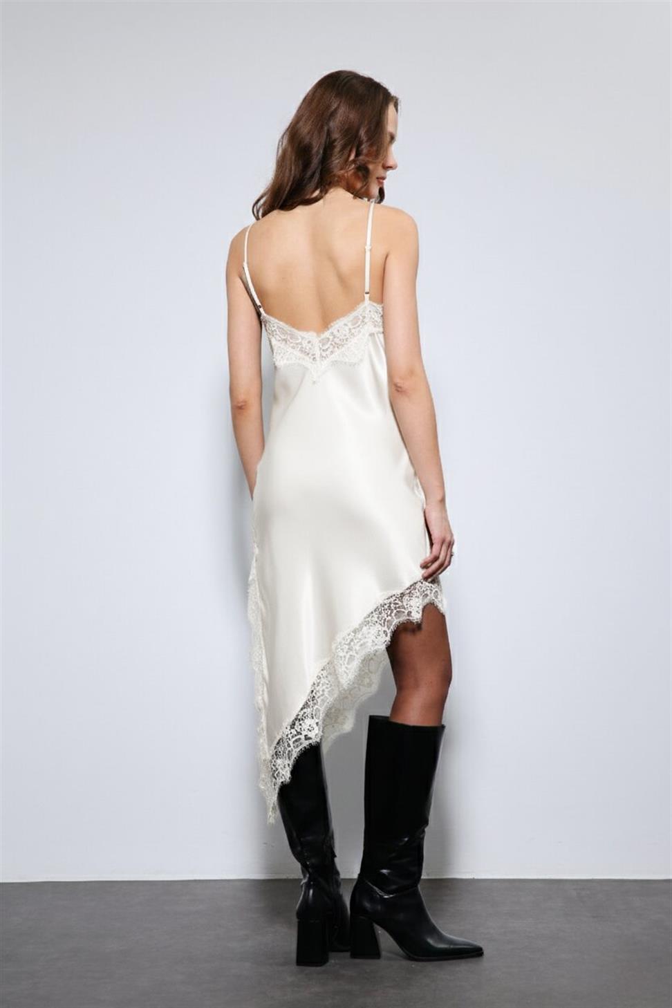 فستان دانتيل غير متماثل