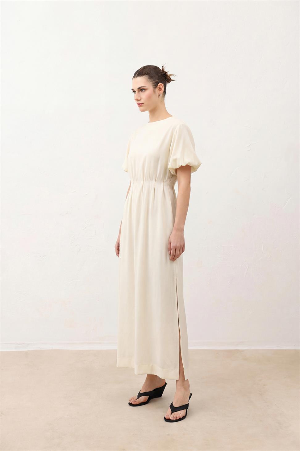 فستان نسائي بأكمام بالون بطول متوسط