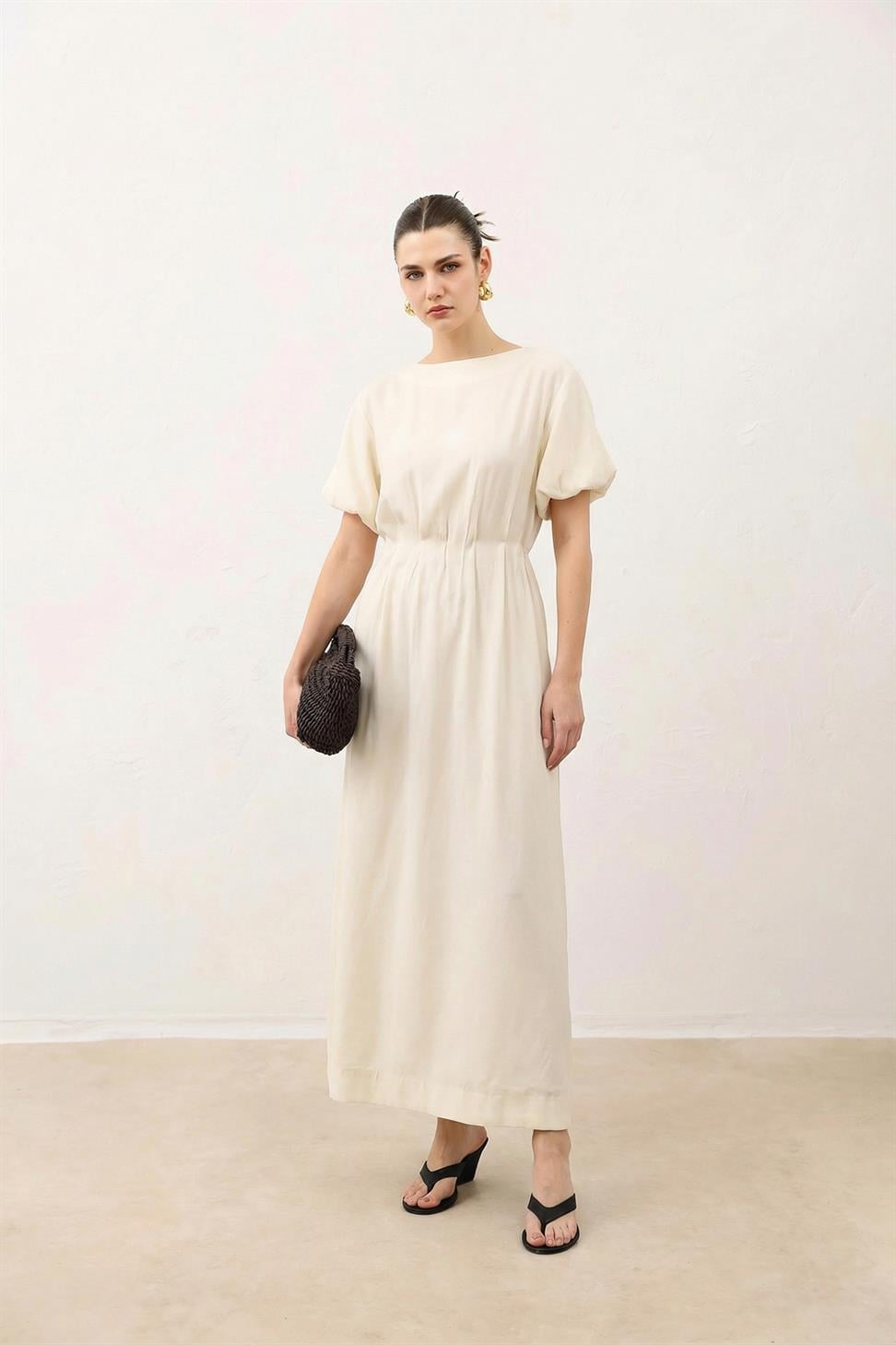 فستان نسائي بأكمام بالون بطول متوسط