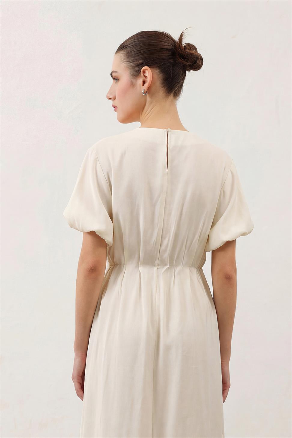 فستان نسائي بأكمام بالون بطول متوسط