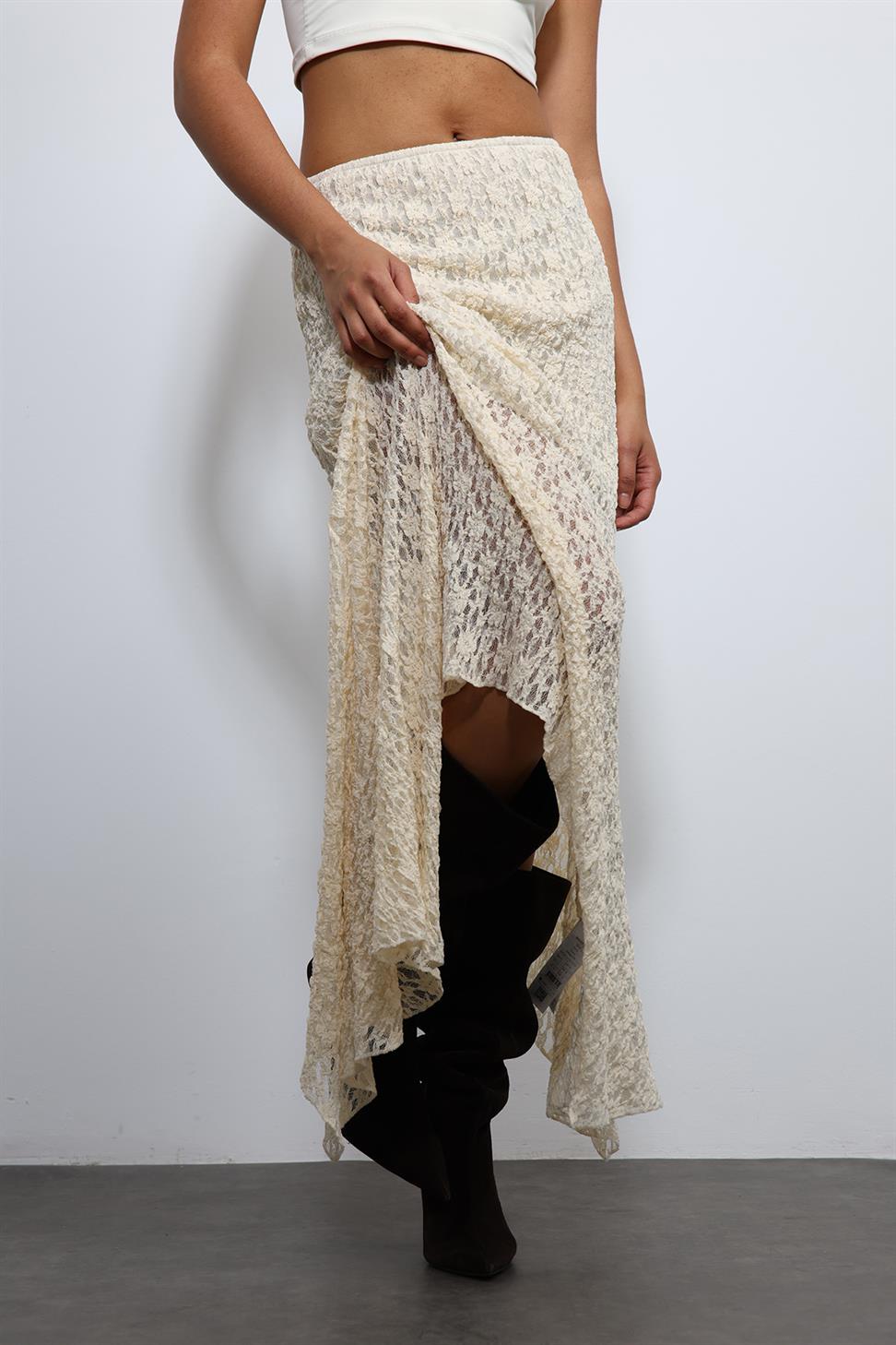 تنورة ميدي من الدانتيل