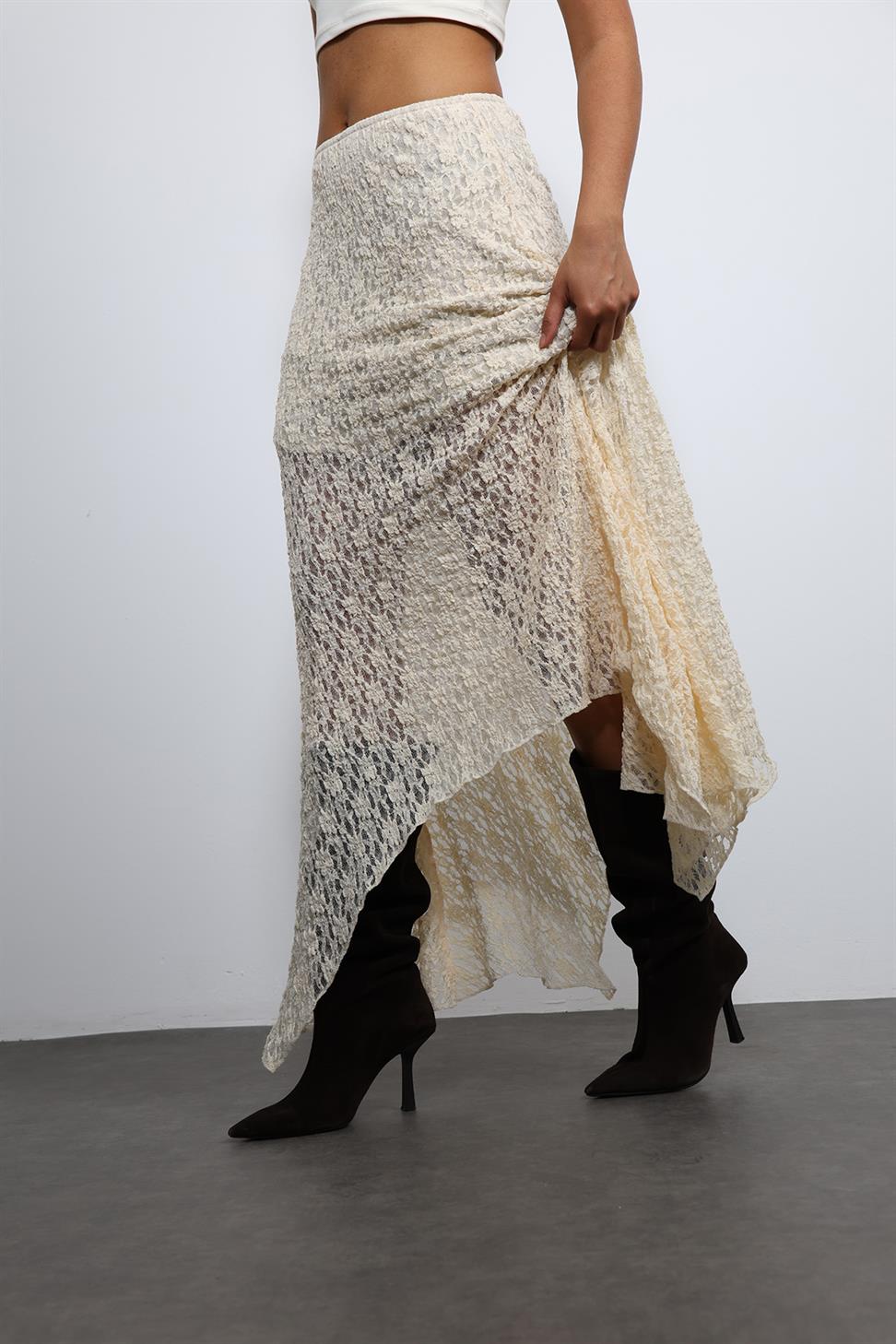 تنورة ميدي من الدانتيل