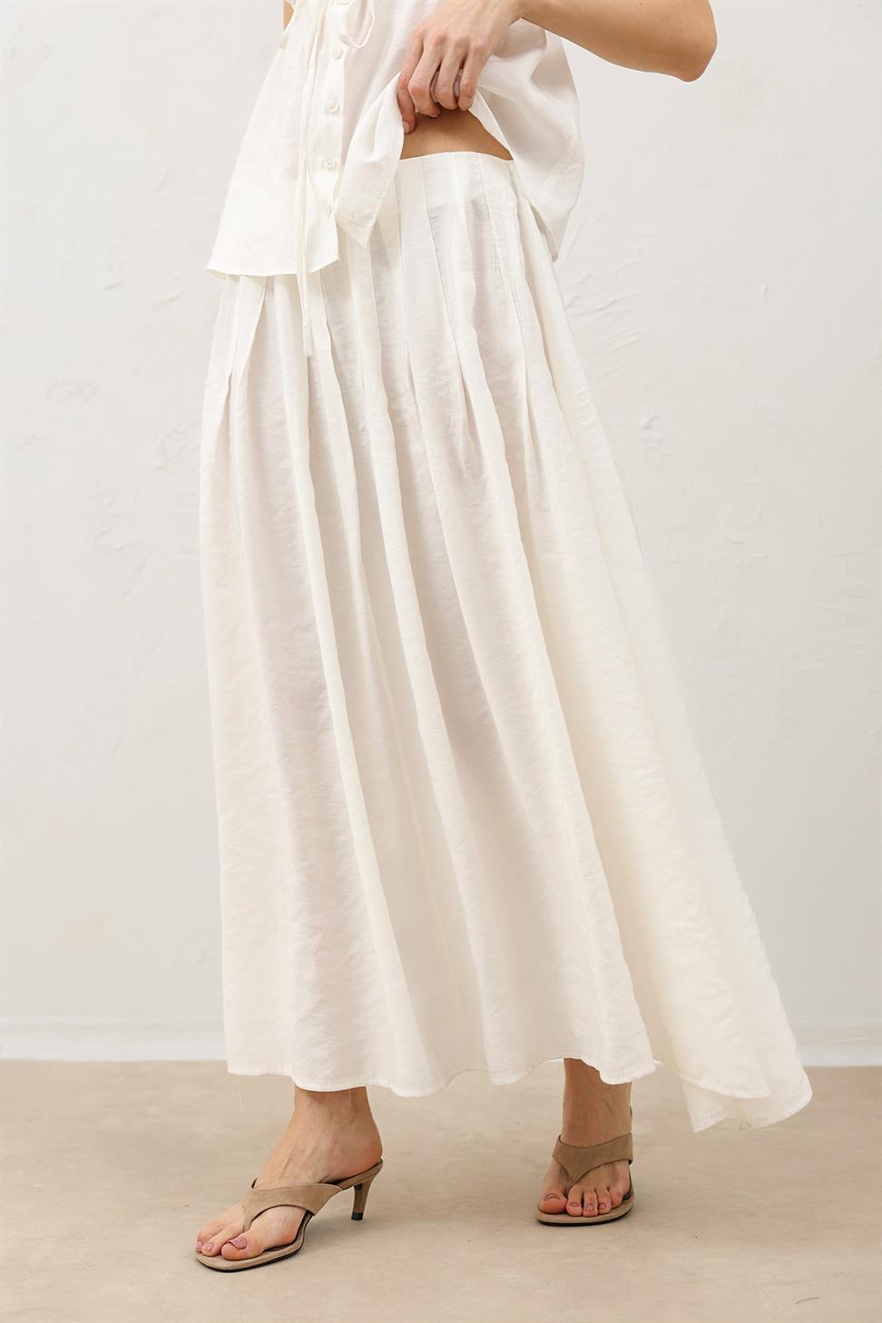 تنورة واسعة