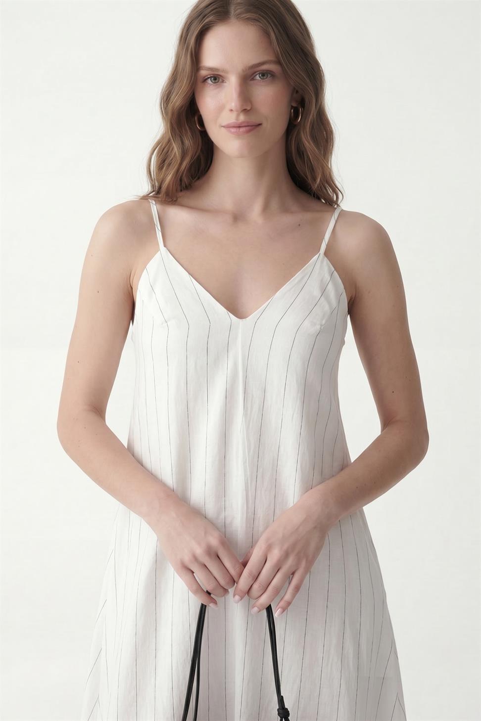 فستان نسائي مخطط من مزيج من الأقمشة