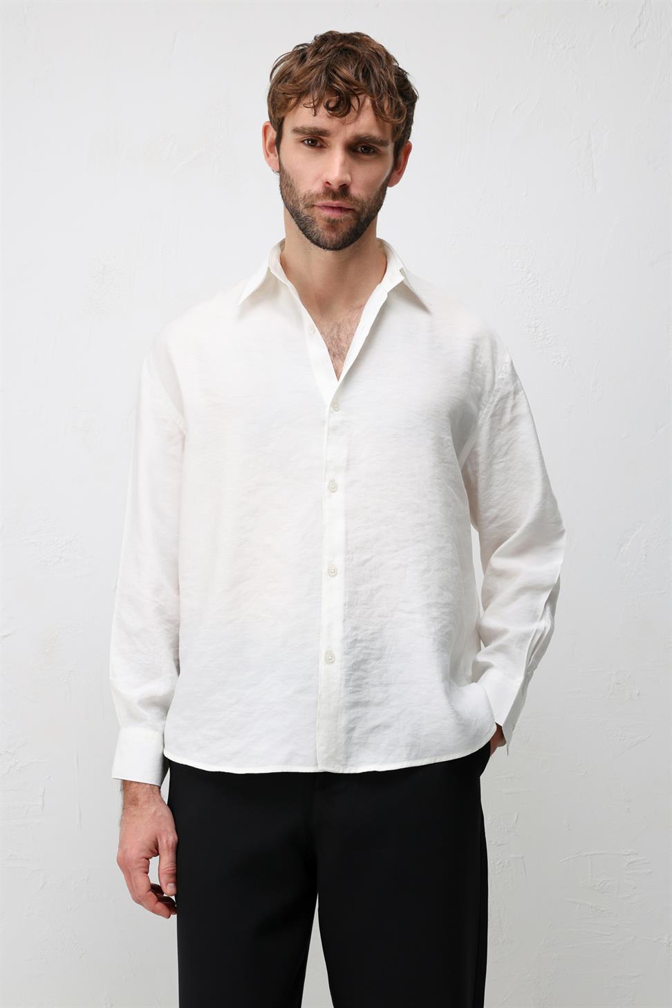 قميص رجالي مريح من مزيج من الأقمشة