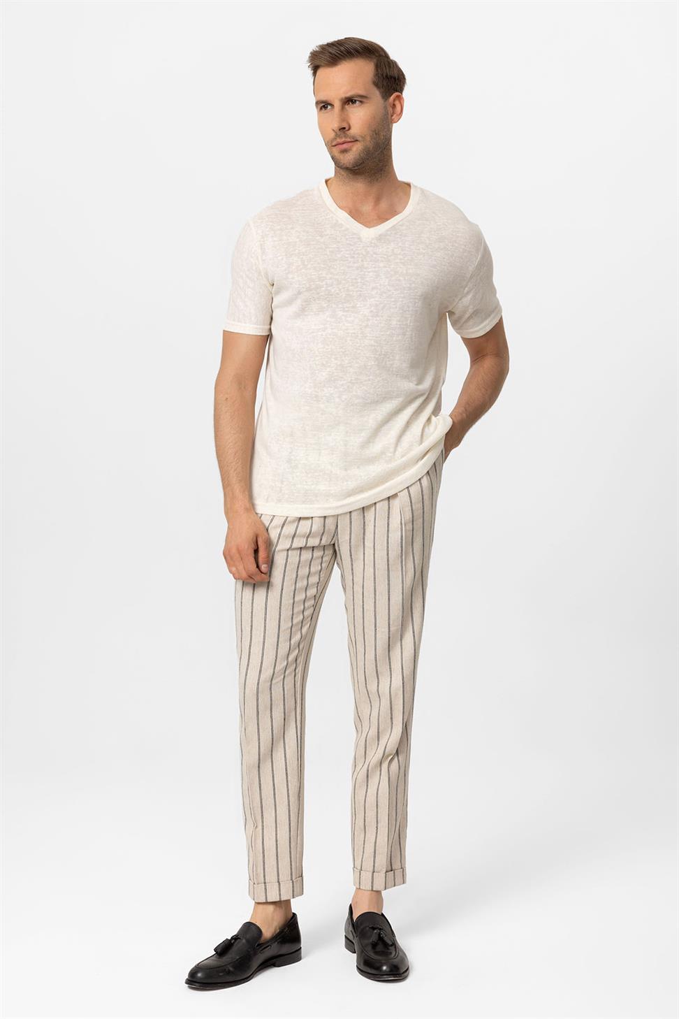 تي شيرت رجالي أساسي برقبة على شكل V