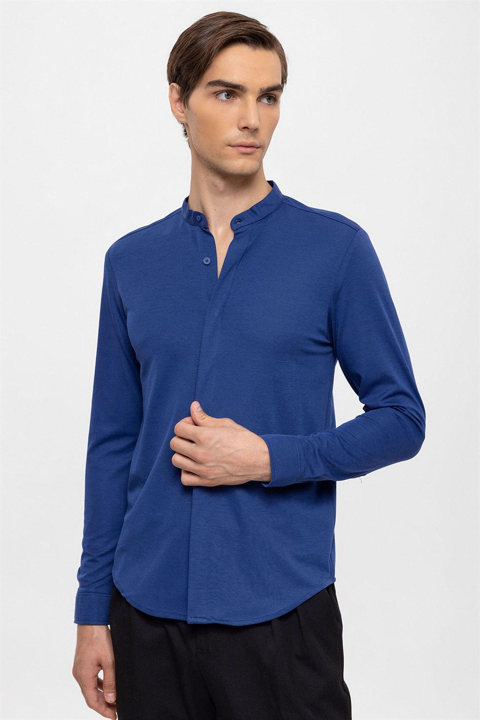 قميص رجالي ذو ياقة كلاسيكية وأزرار مخفية وأكمام طويلة