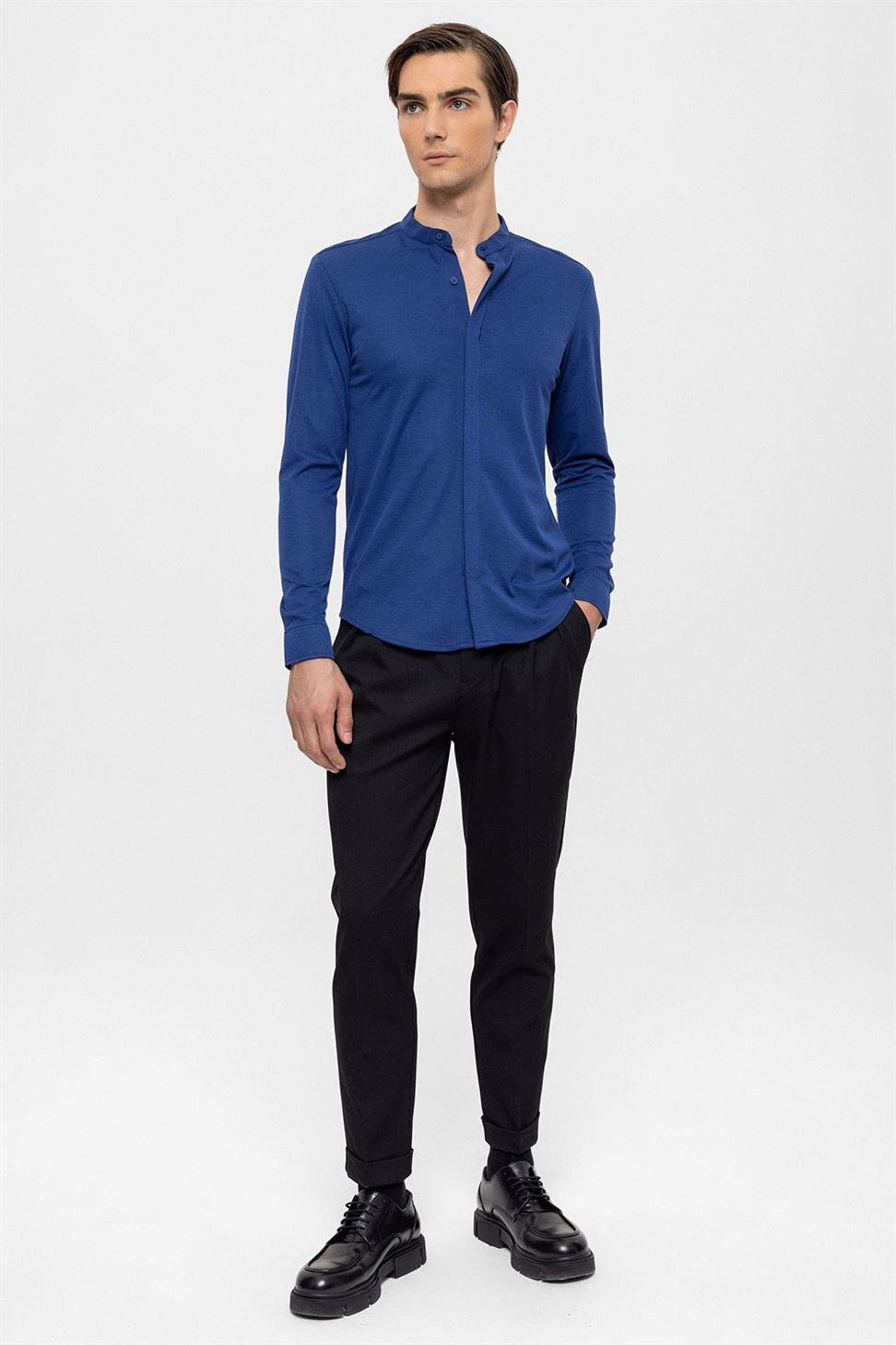 قميص رجالي ذو ياقة كلاسيكية وأزرار مخفية وأكمام طويلة