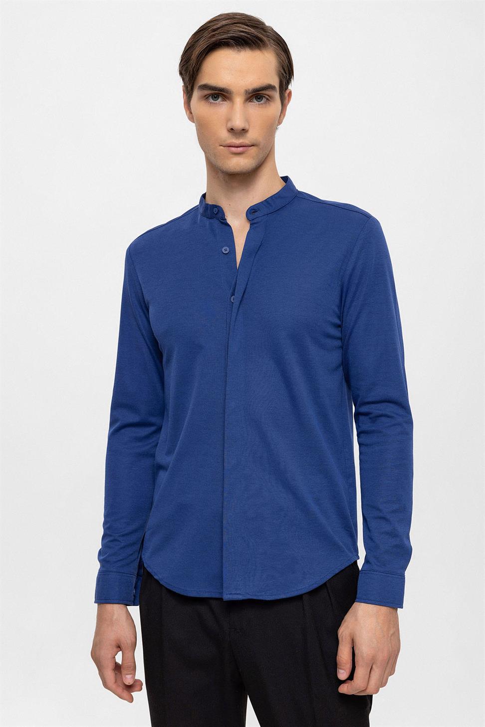 قميص رجالي ذو ياقة كلاسيكية وأزرار مخفية وأكمام طويلة