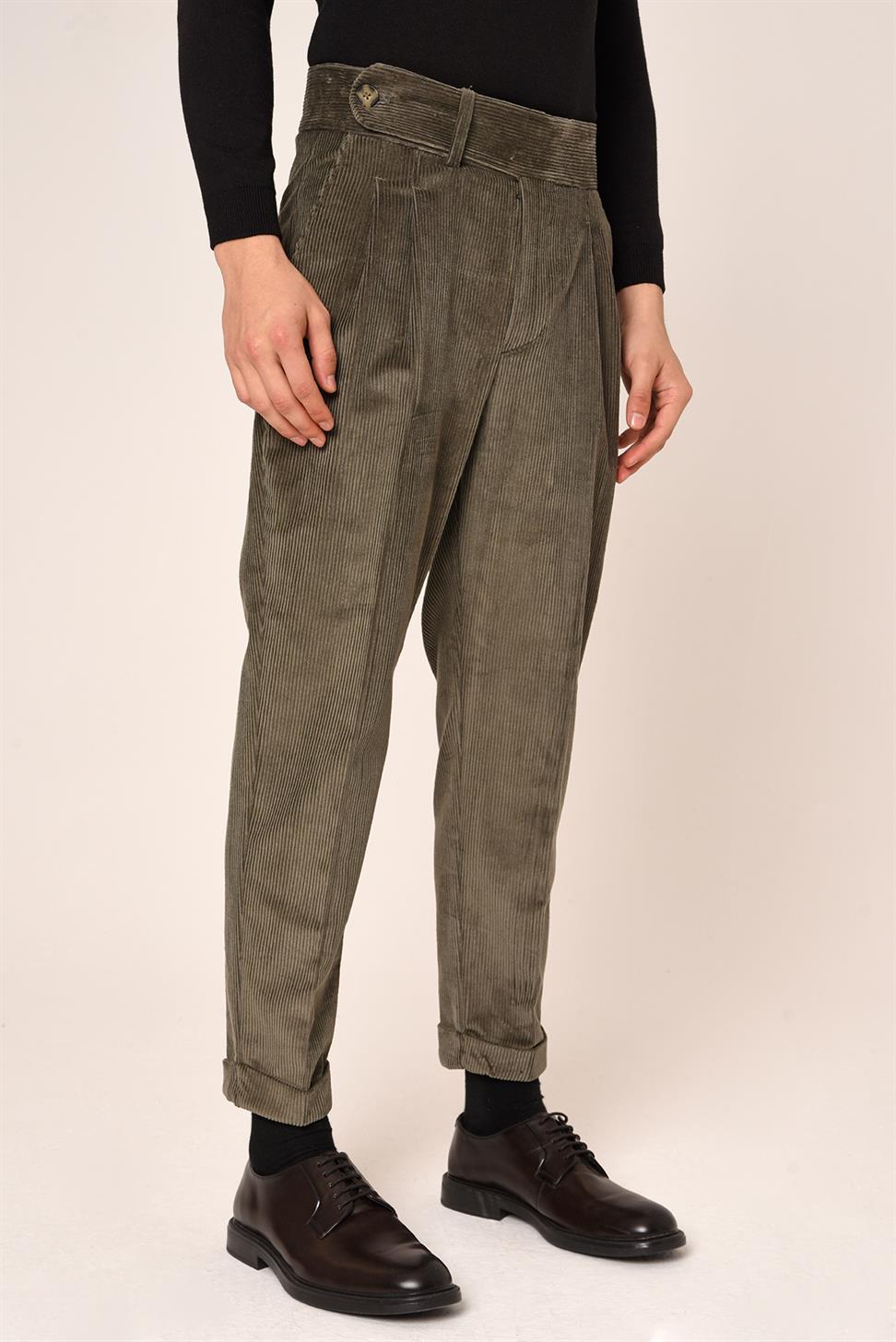 سروال قصير بحزام مطوي للرجال