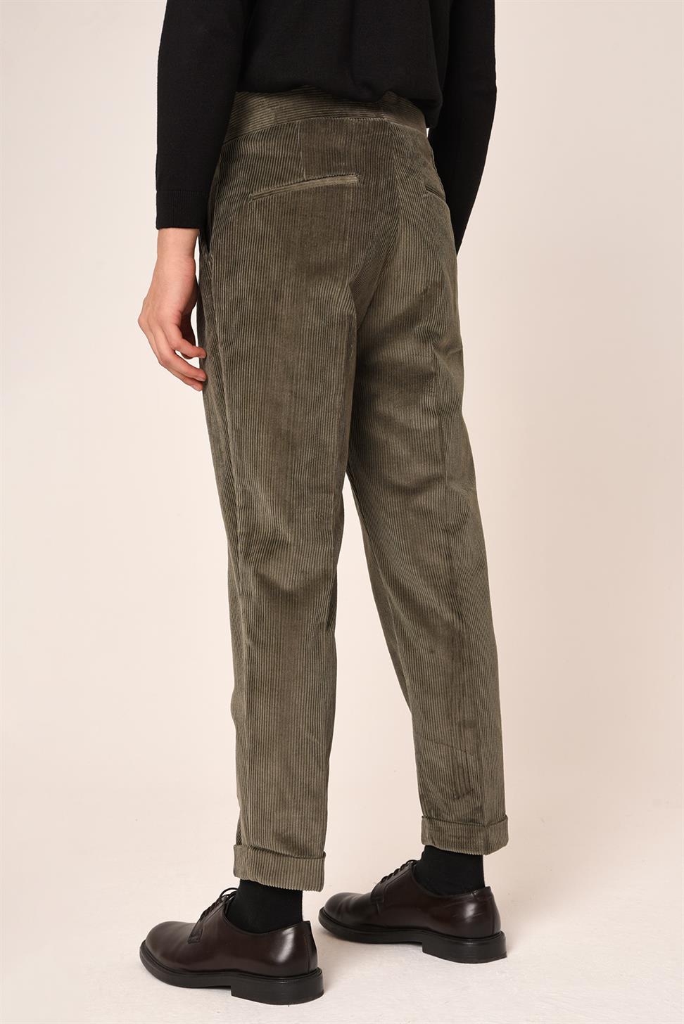 سروال قصير بحزام مطوي للرجال