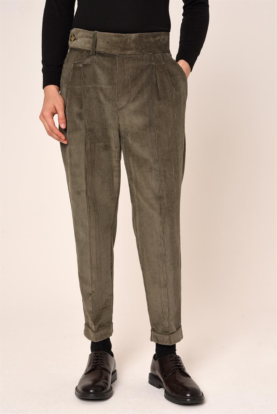 سروال قصير بحزام مطوي للرجال