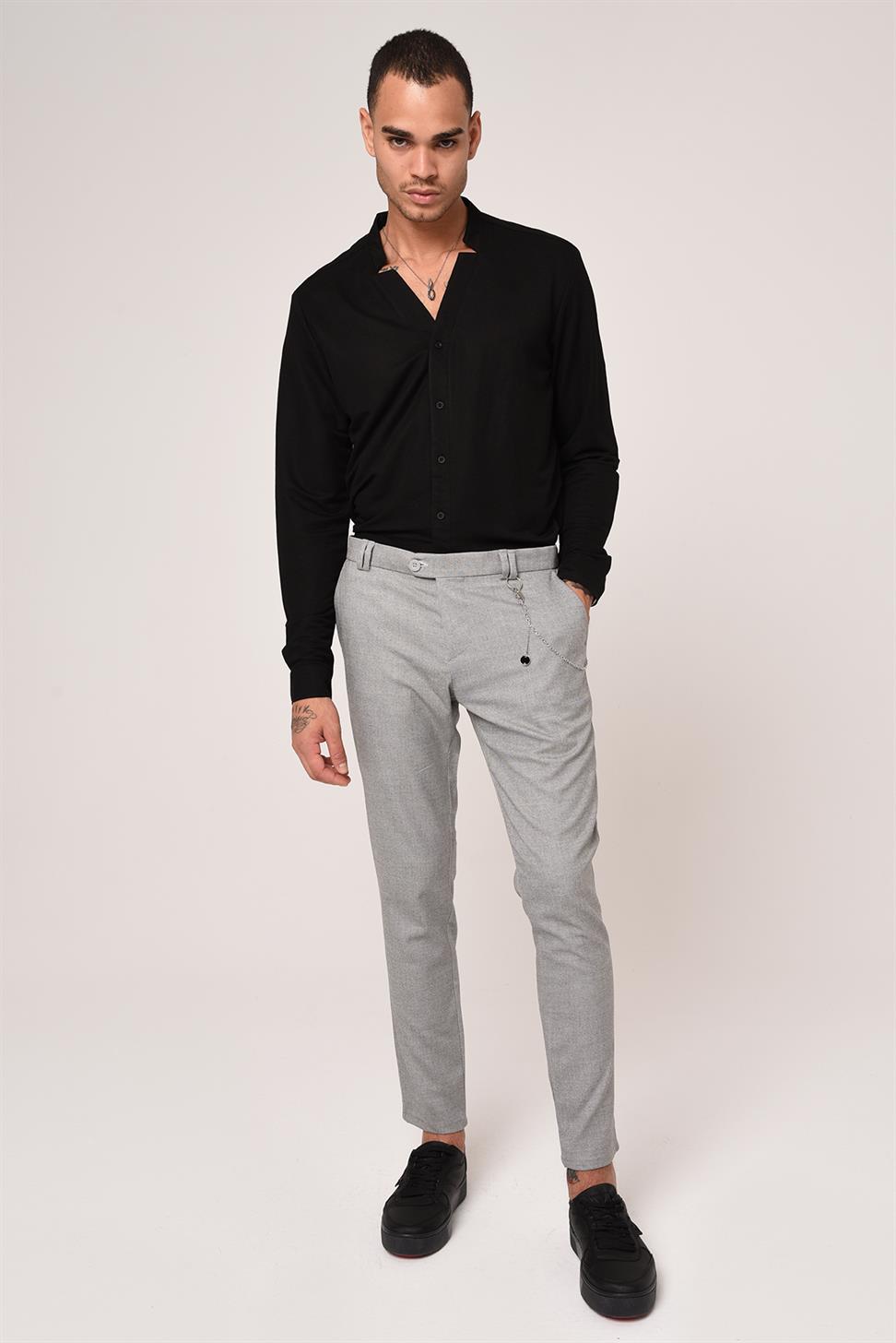 بنطال قطني بقصة ضيقة وتفاصيل إكسسوار للرجال