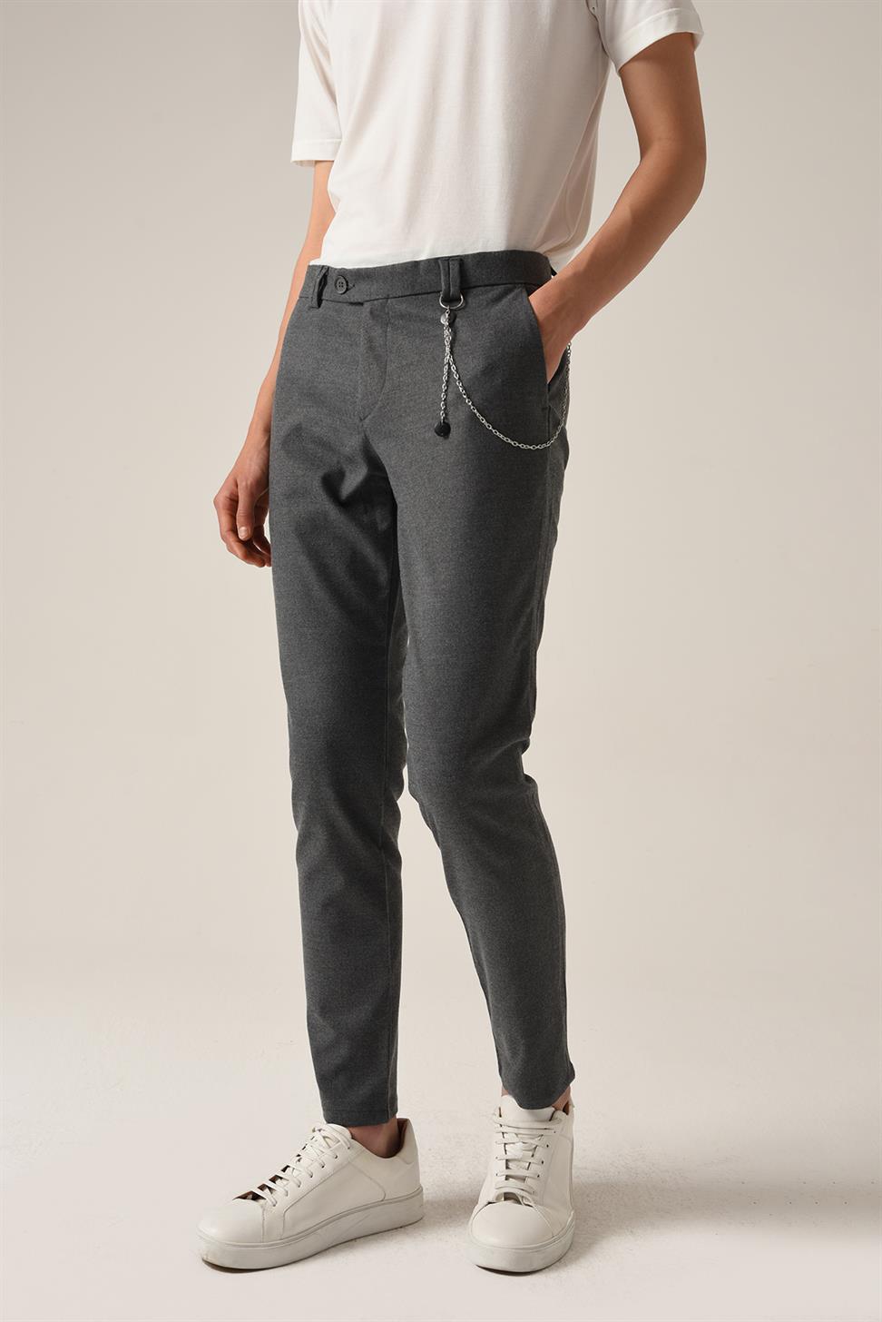 بنطال قطني بقصة ضيقة وتفاصيل إكسسوار للرجال