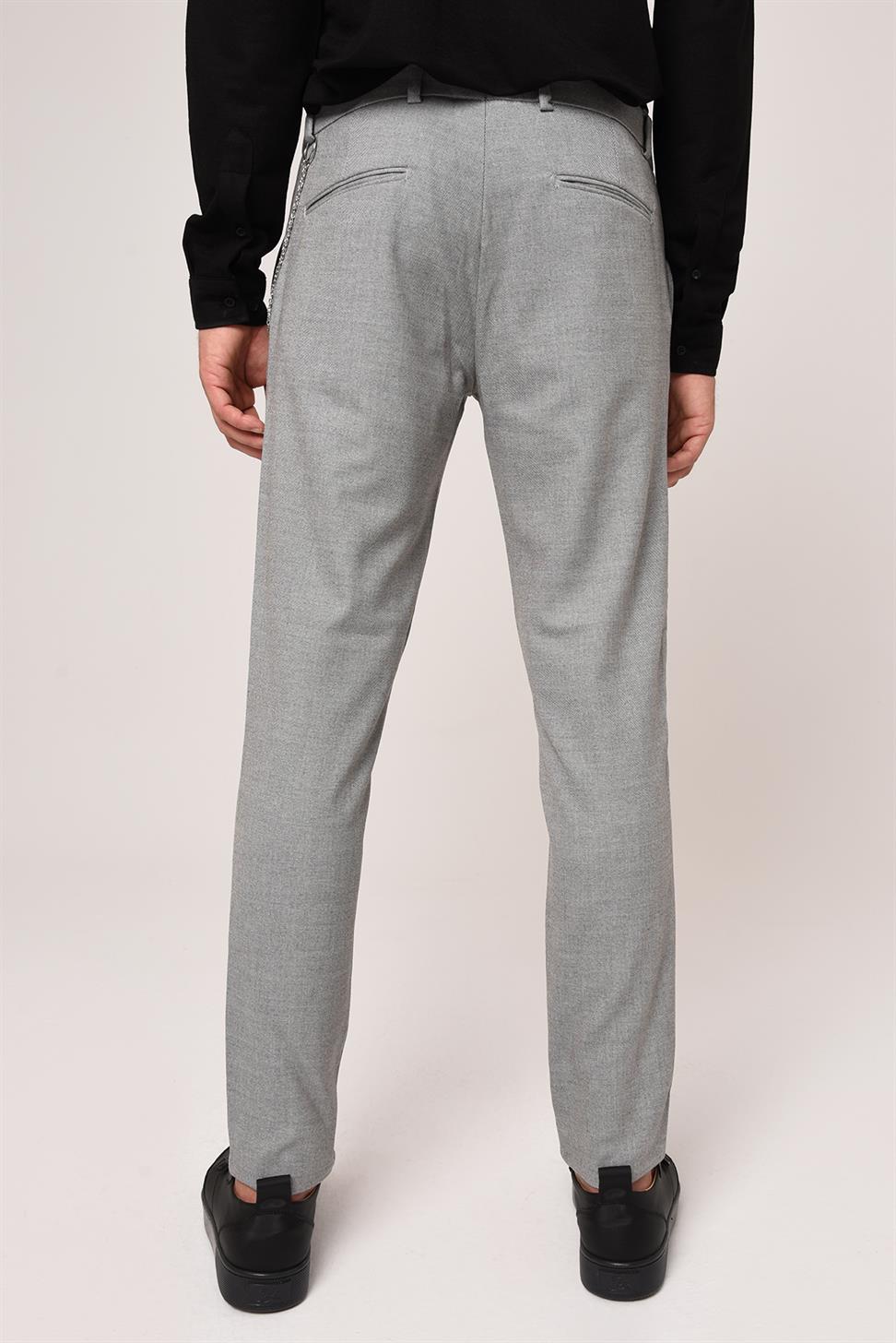 بنطال قطني بقصة ضيقة وتفاصيل إكسسوار للرجال