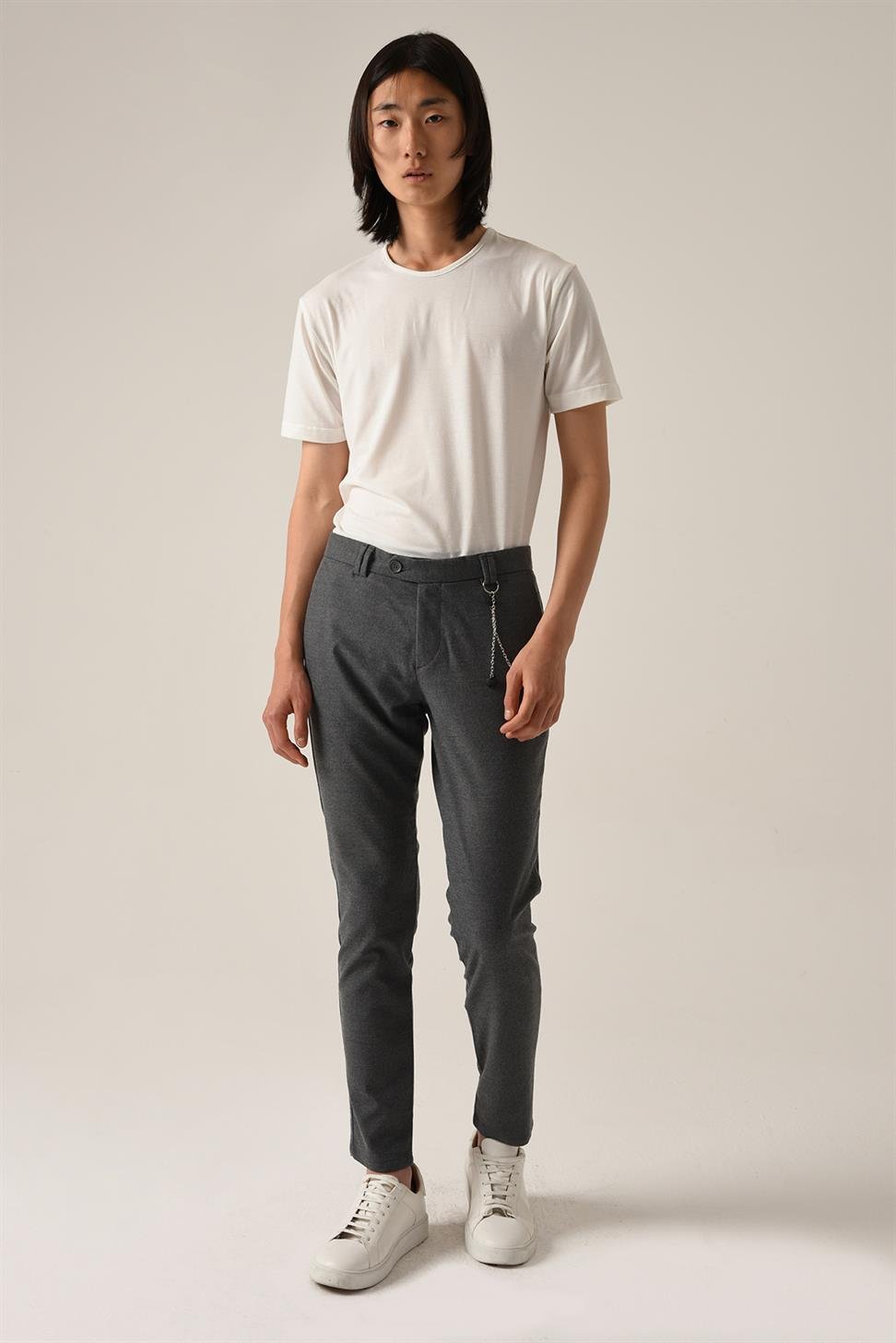 بنطال قطني بقصة ضيقة وتفاصيل إكسسوار للرجال