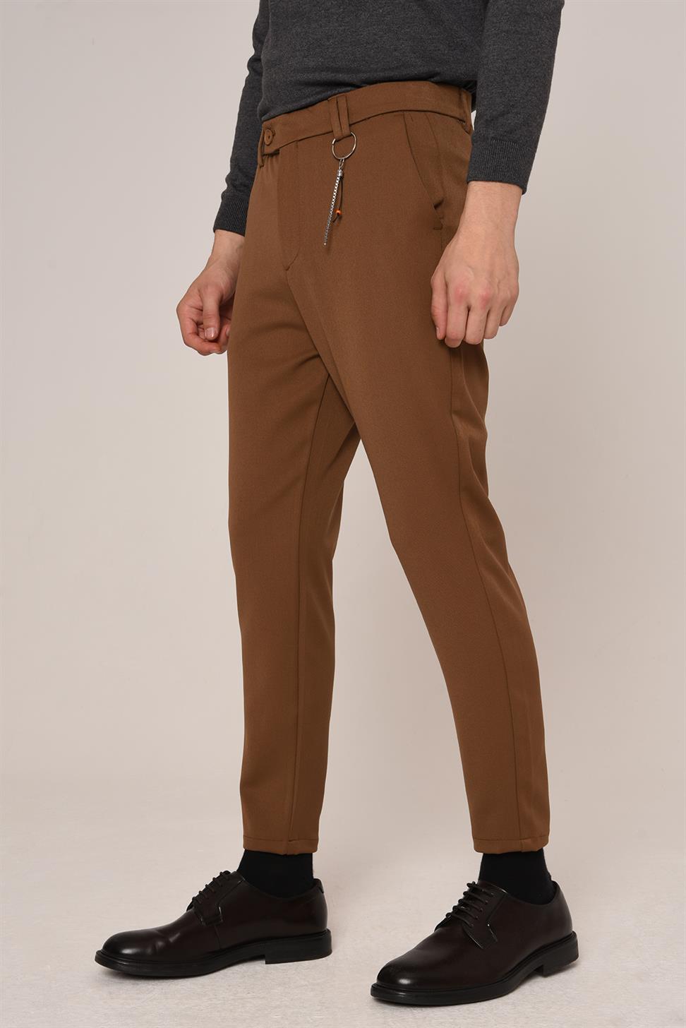 بنطال رجالي بقصة ضيقة وتفاصيل إكسسوارات