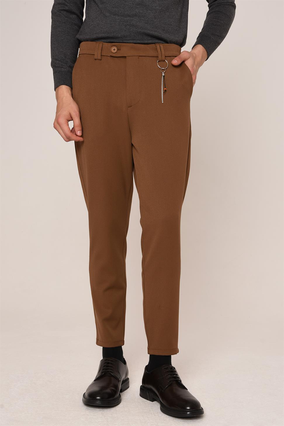 بنطال رجالي بقصة ضيقة وتفاصيل إكسسوارات