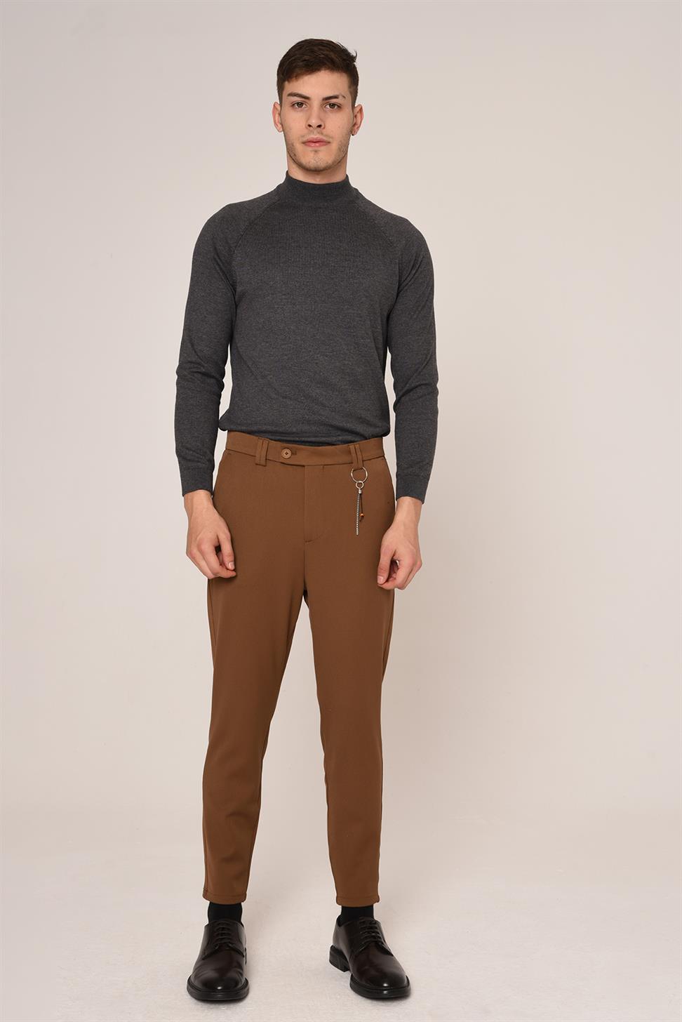 بنطال رجالي بقصة ضيقة وتفاصيل إكسسوارات