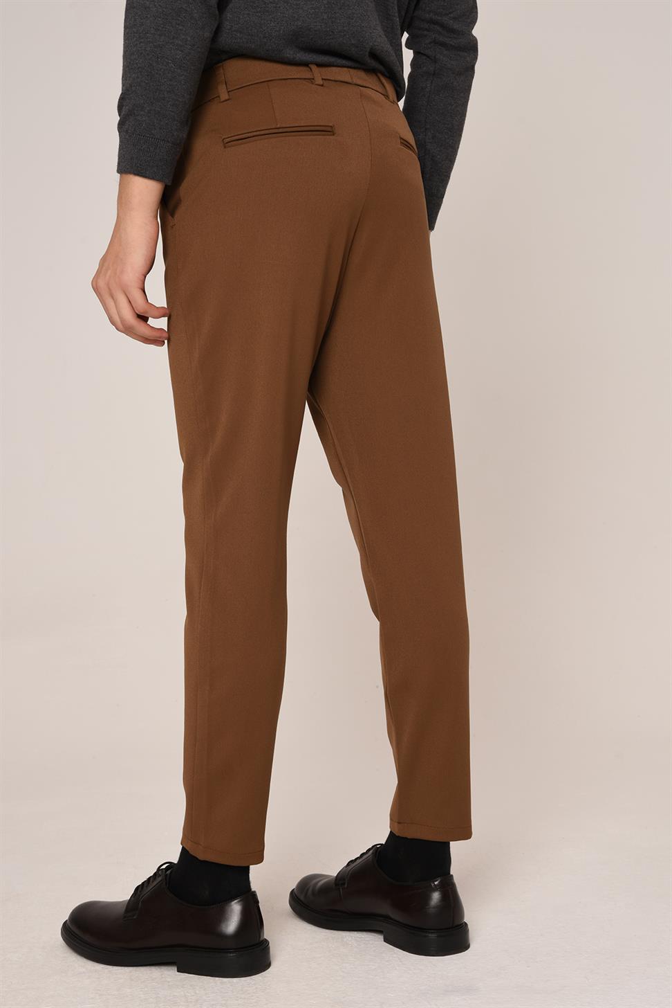 بنطال رجالي بقصة ضيقة وتفاصيل إكسسوارات