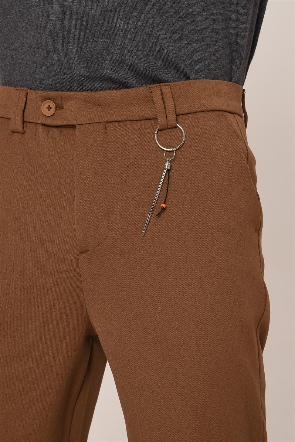 بنطال رجالي بقصة ضيقة وتفاصيل إكسسوارات