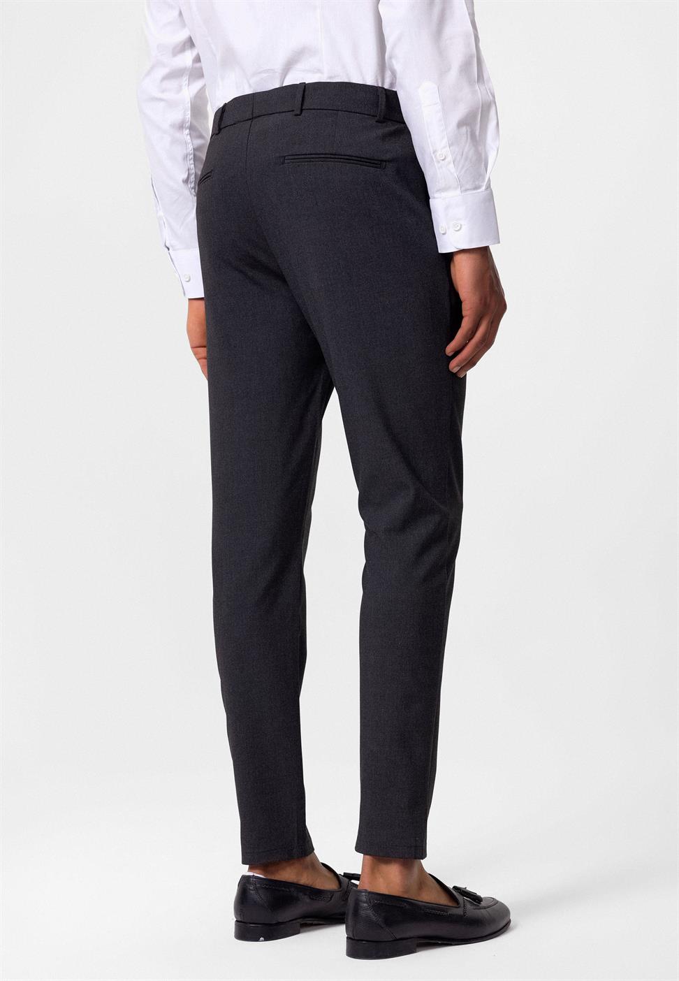 بنطال قماشي ذو قصة ضيقة للرجال