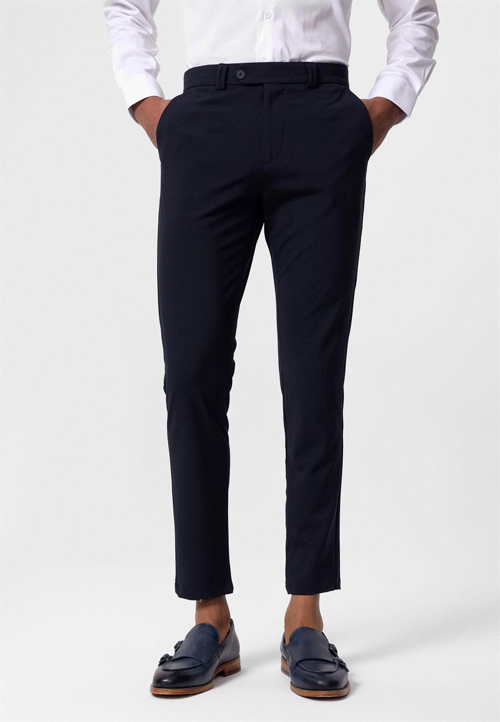 بنطال قماشي ذو قصة ضيقة للرجال