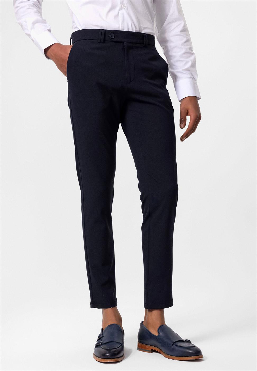 بنطال قماشي ذو قصة ضيقة للرجال