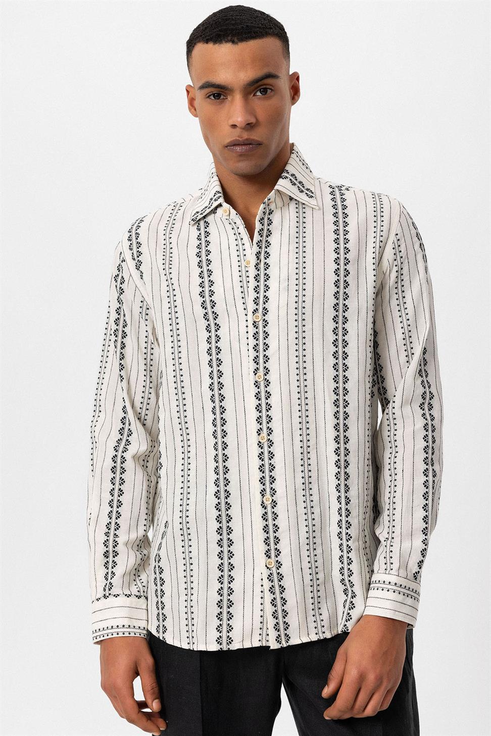 قميص رجالي بأكمام طويلة منقوش عرقيًا