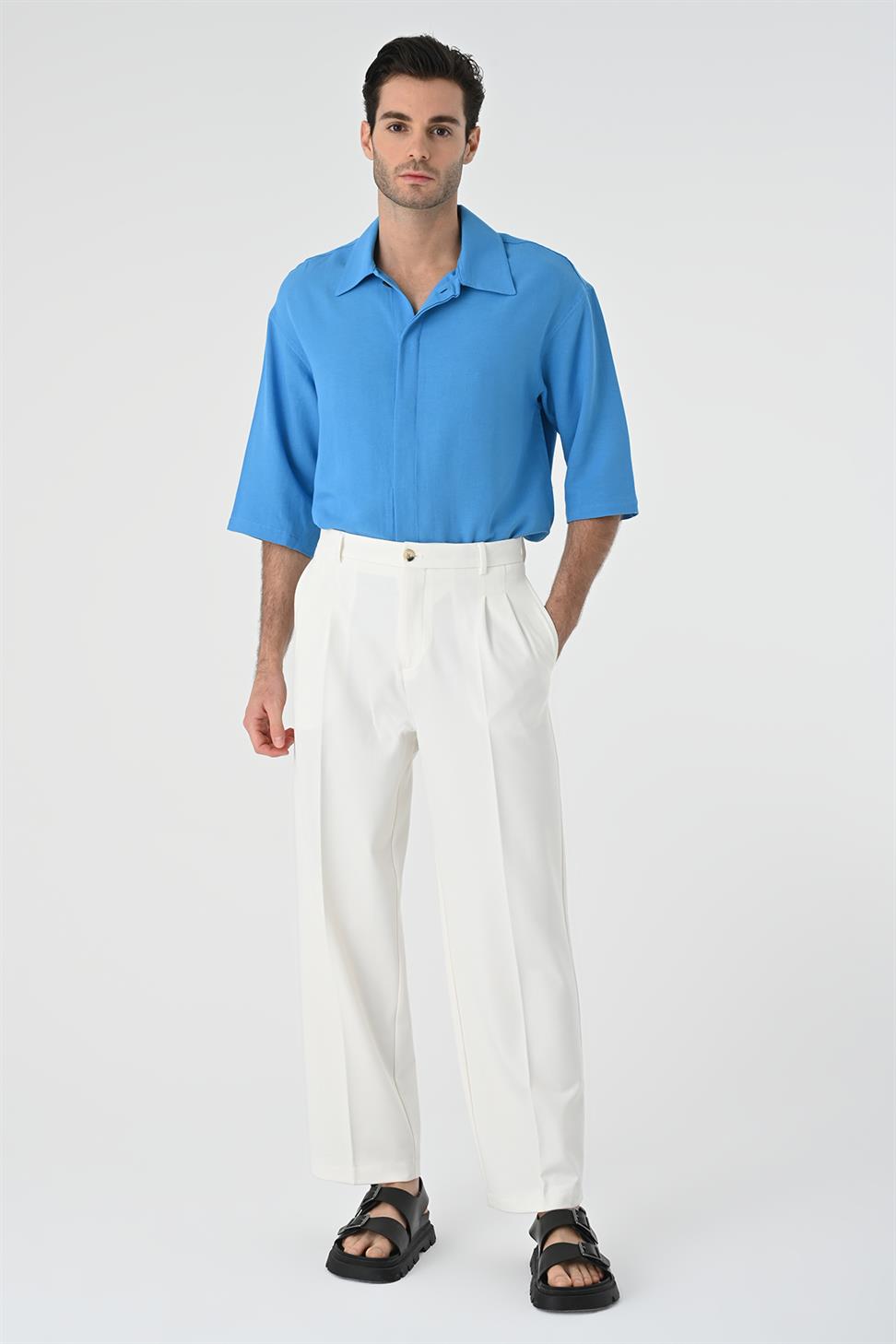 قميص رجالي كبير الحجم بأزرار مخفية بأكمام فكير