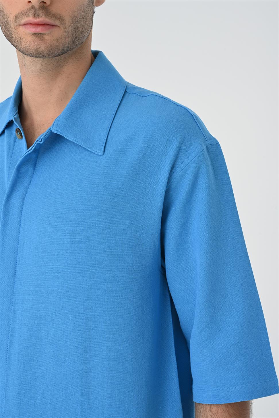 قميص رجالي كبير الحجم بأزرار مخفية بأكمام فكير