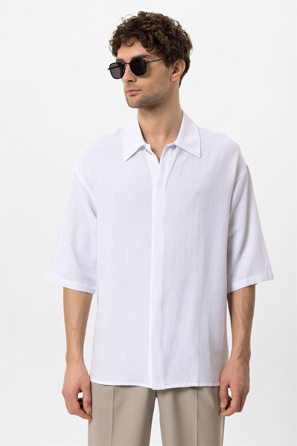 قميص رجالي كبير الحجم بأزرار مخفية بأكمام فكير