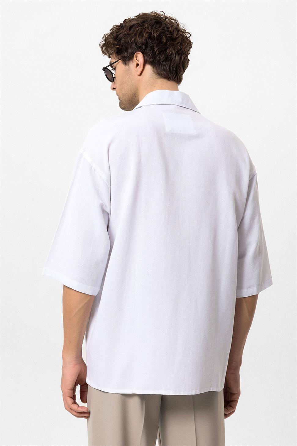 قميص رجالي كبير الحجم بأزرار مخفية بأكمام فكير