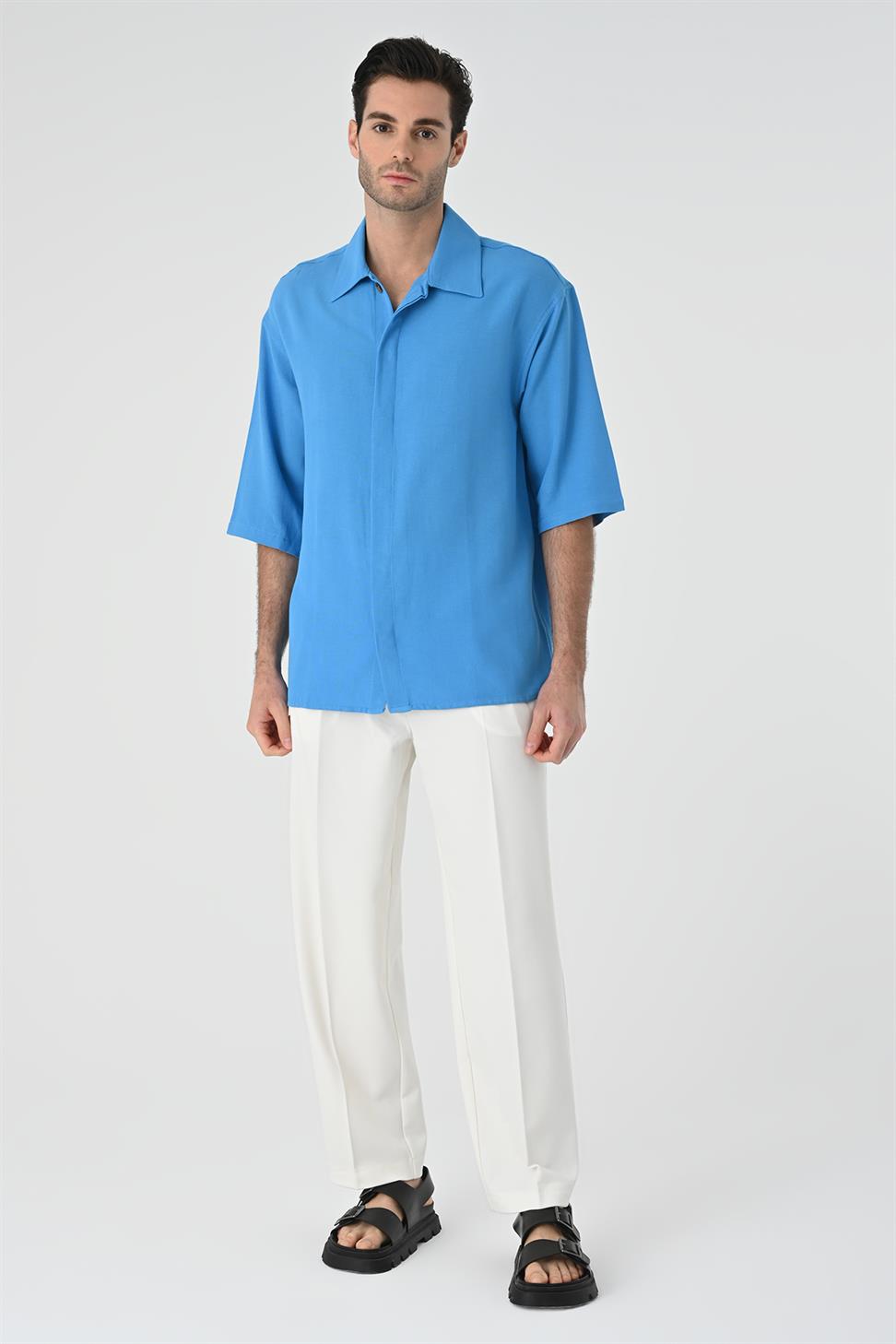 قميص رجالي كبير الحجم بأزرار مخفية بأكمام فكير