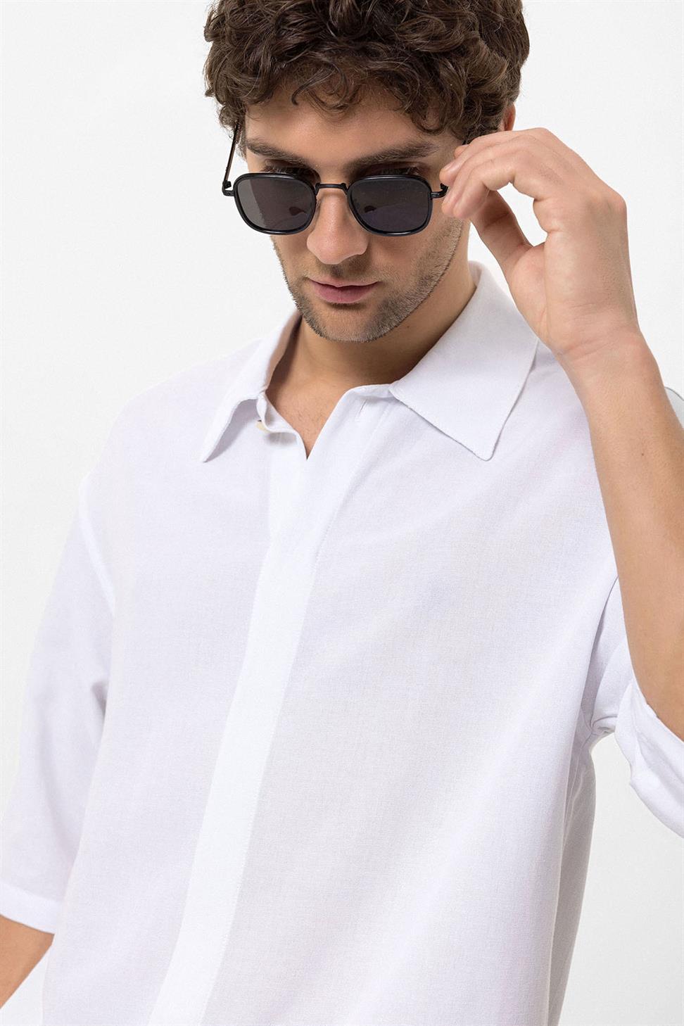 قميص رجالي كبير الحجم بأزرار مخفية بأكمام فكير