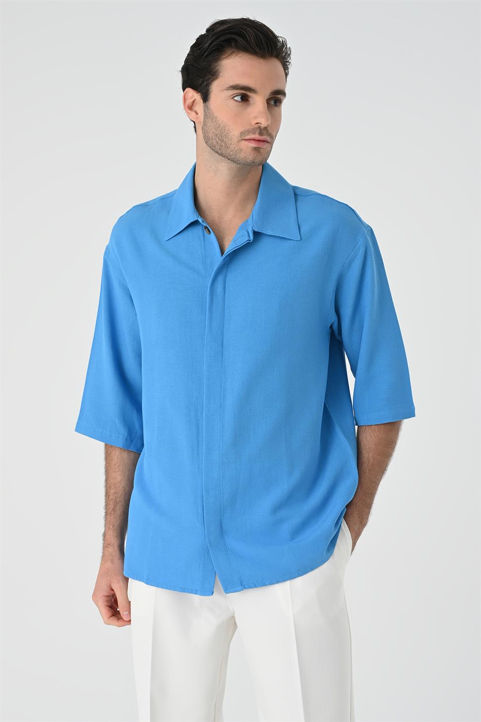 قميص رجالي كبير الحجم بأزرار مخفية بأكمام فكير