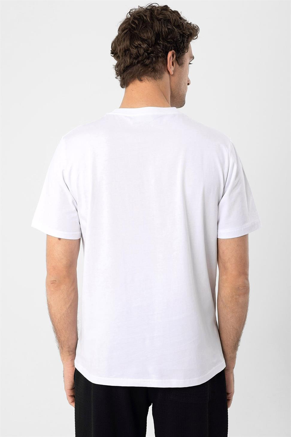 تي شيرت رجالي مطبوع على الصدر