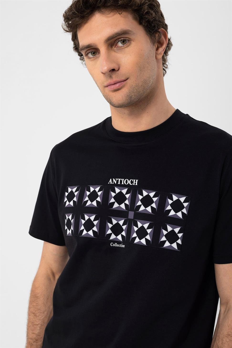 تي شيرت رجالي مطبوع على الصدر