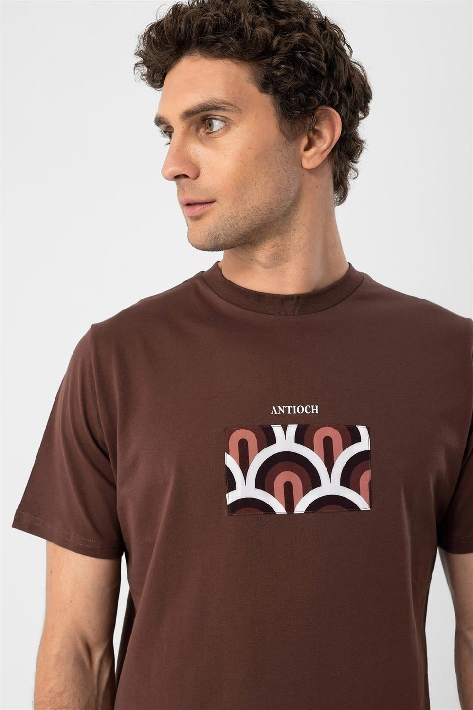 تي شيرت رجالي بطباعة عادية على الصدر