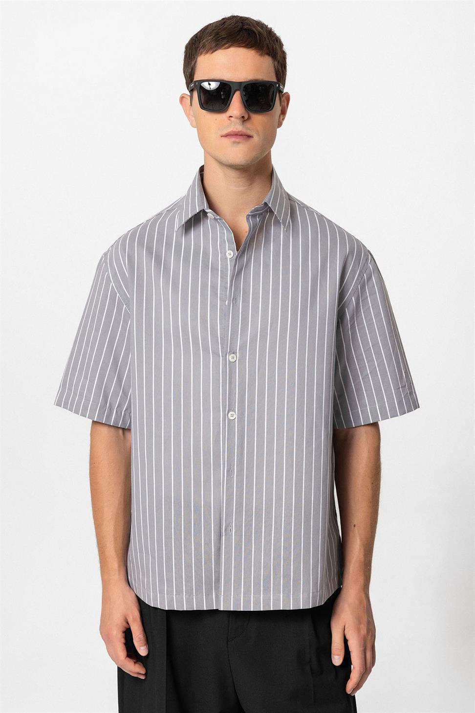 قميص رجالي بأكمام قصيرة مخططة بأكمام قصيرة