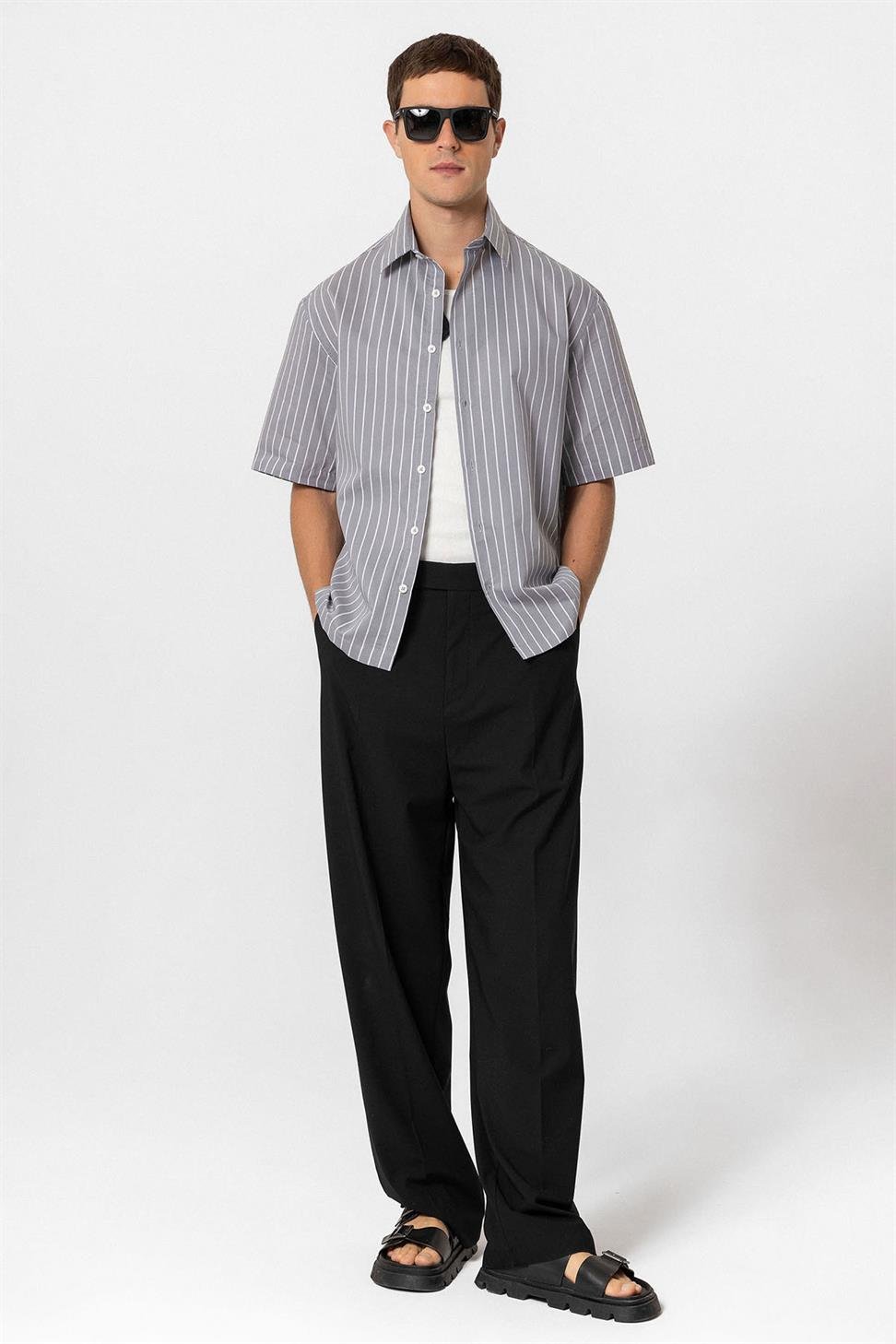 قميص رجالي بأكمام قصيرة مخططة بأكمام قصيرة