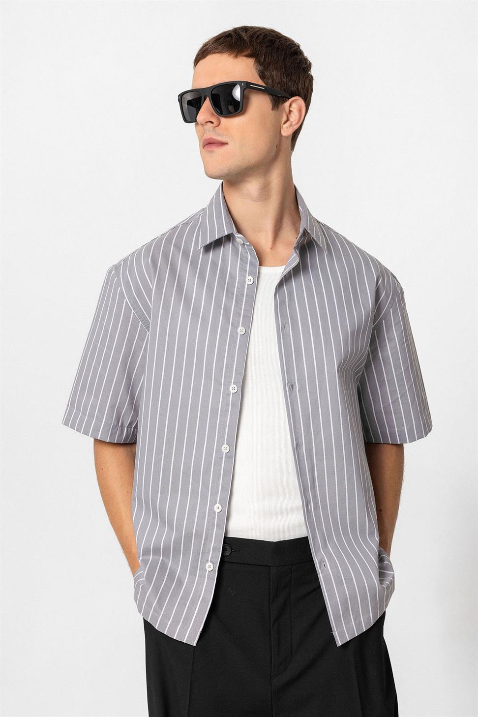 قميص رجالي بأكمام قصيرة مخططة بأكمام قصيرة