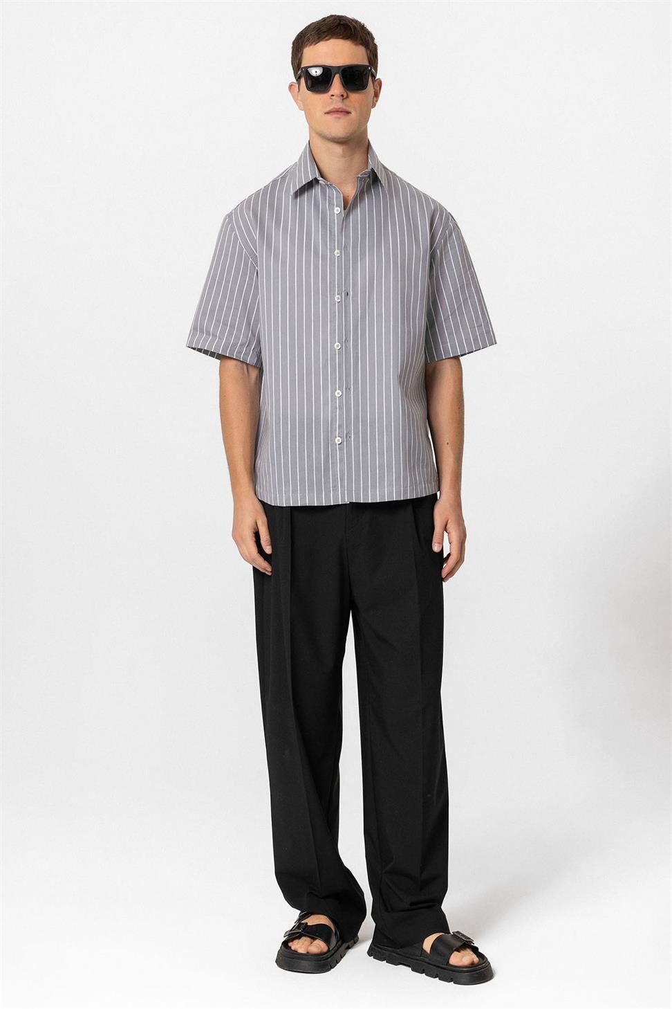 قميص رجالي بأكمام قصيرة مخططة بأكمام قصيرة